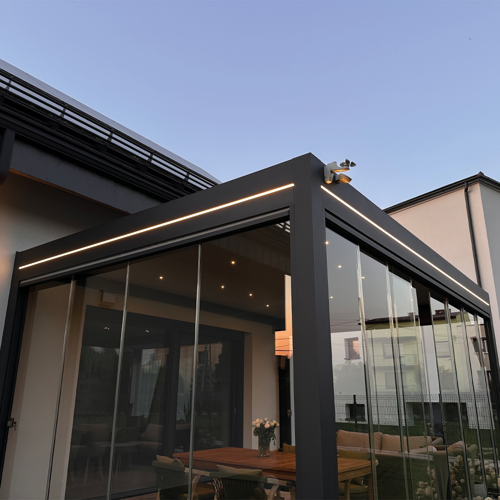 In das Aluminiumprofil integrierte LED-Beleuchtung in der Abenddämmerung