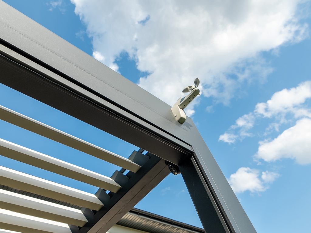 Detail einer Aluminiumkonstruktion mit Lamellen und Wettersensor